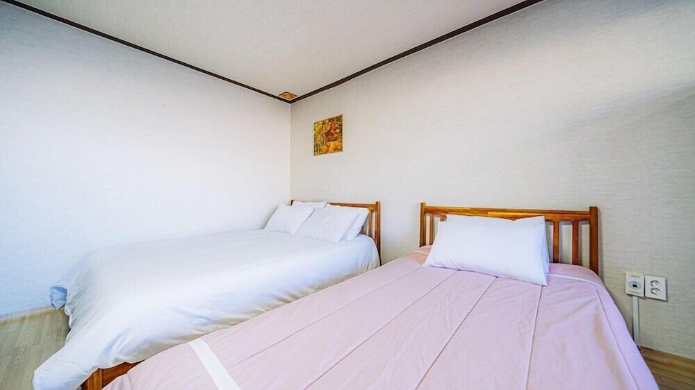 Room (106) photo 2