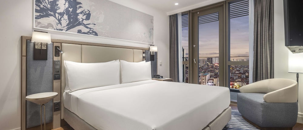 Family Room, 1 King Bed, Terrace thumbnail 6
