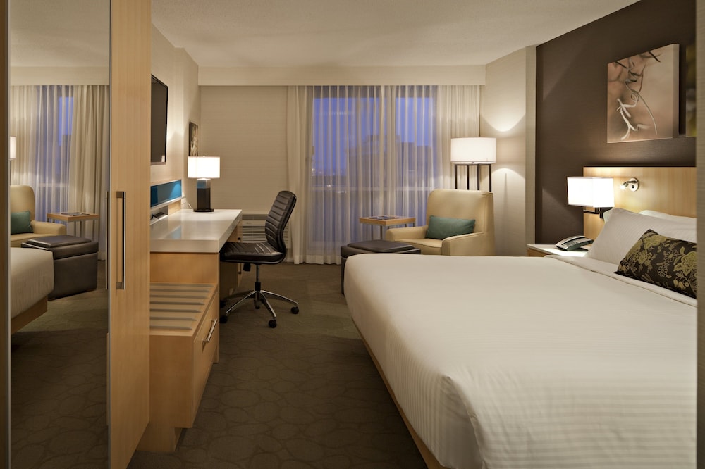 Premium Room, 1 King Bed - Photo 1