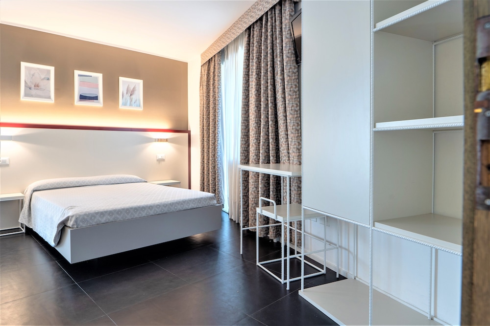 Classic Double or Twin Room, Ensuite - Photo 8