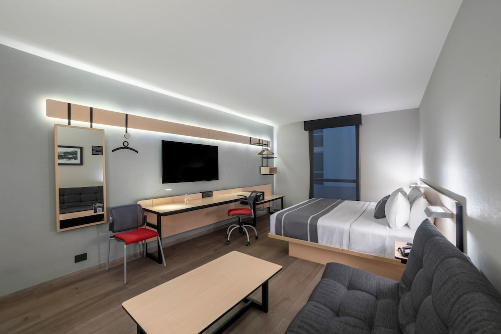 Suite, 1 Bedroom - Photo 2