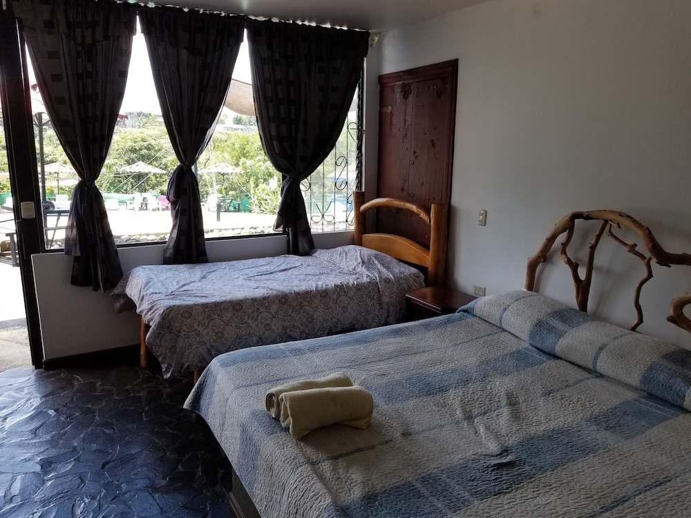 Family Studio Suite, 1 Bedroom, Poolside