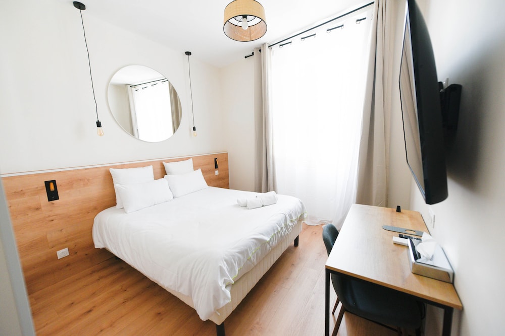 Superior Double Room, 1 Queen Bed, Refrigerator photo 2
