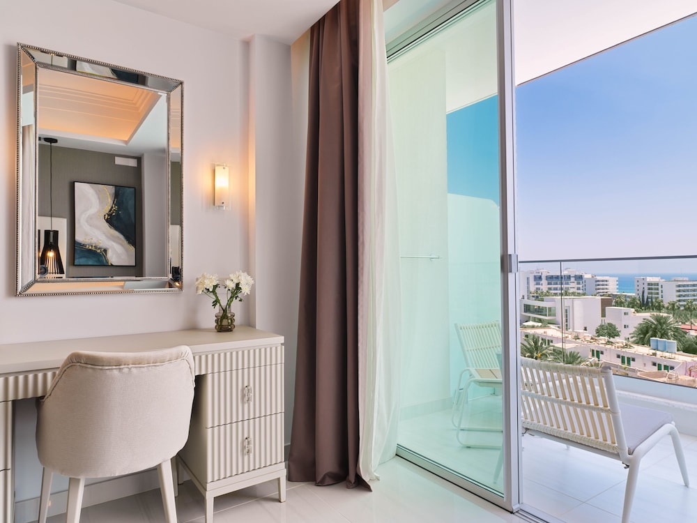 Deluxe Room, Pool View - Photo 7