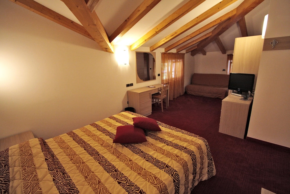 Deluxe Room, Multiple Beds - Photo 4