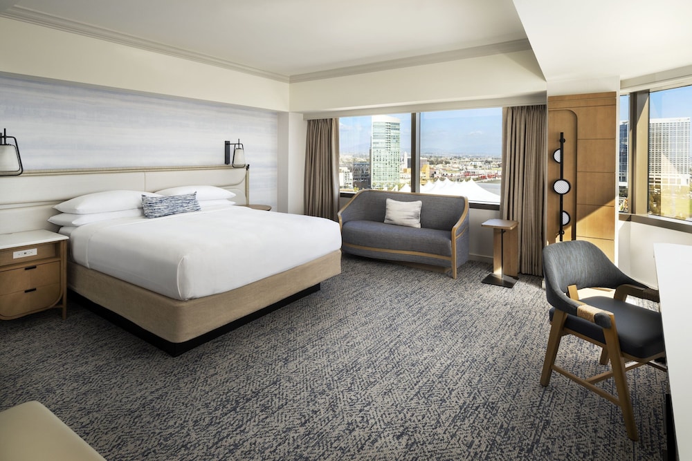 Room, 1 King Bed, Bay View (Corner) - Photo 5