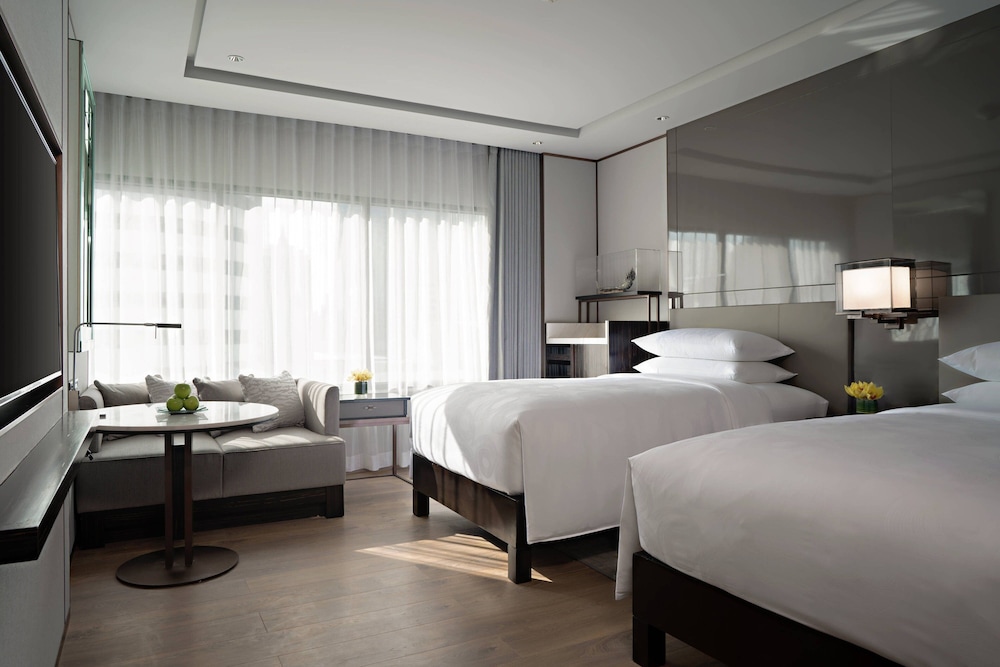 Room, 2 Twin Beds, City View