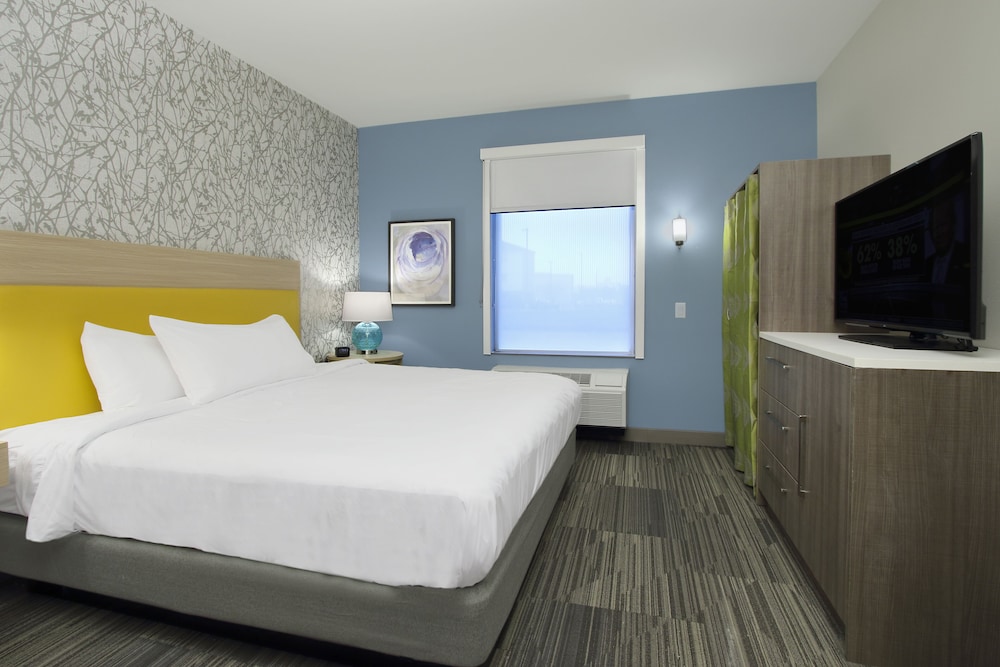 Suite, 1 King Bed, Accessible (Roll-In Shower) - Photo 2