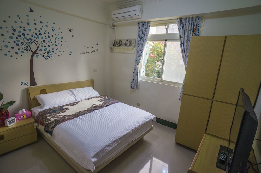 Basic Double Room, Shared Bathroom photo 3
