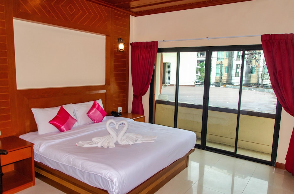 Deluxe Quadruple Room - Photo 9