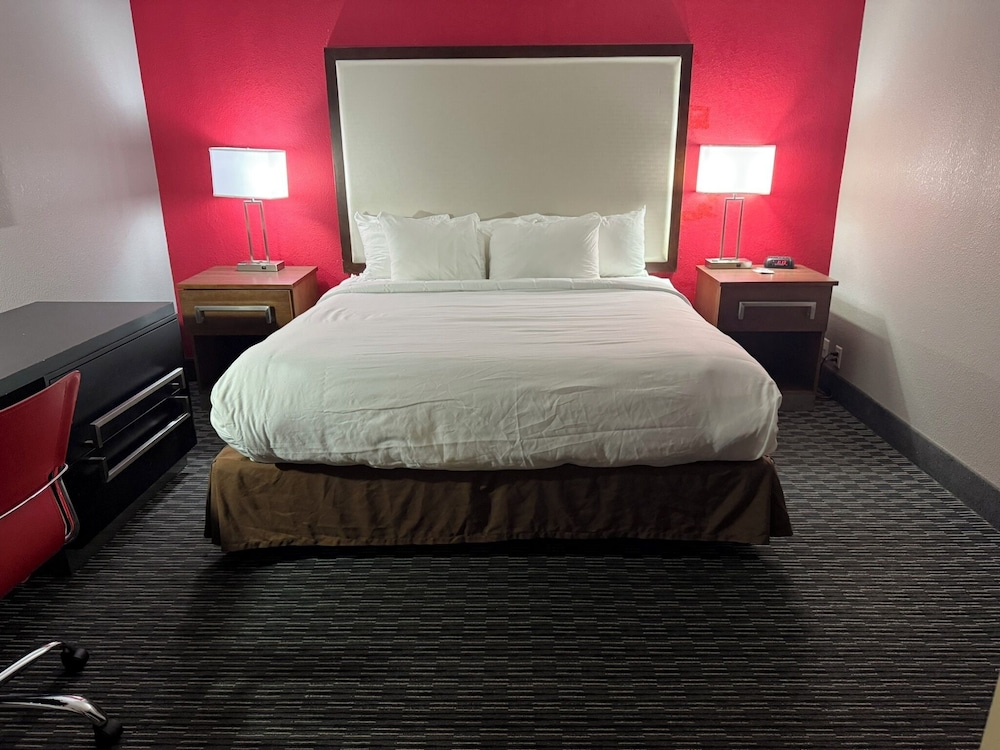 Suite, 1 King Bed, Accessible