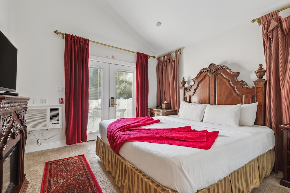 D Suite - Cozy Dream Suite with 1 Person Sized Jetted Tub, 1 King Bed, 2nd Floor