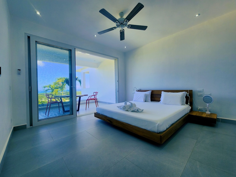 Business Suite, 1 King Bed, Pool Access, Ocean View photo 1