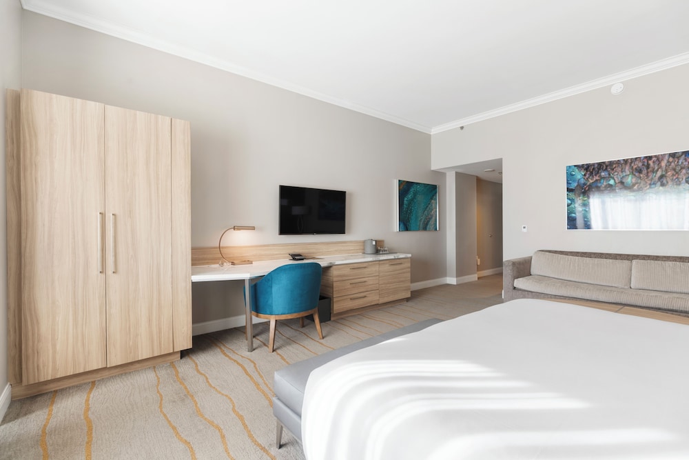 Suite, 1 King Bed, Pool View photo 3