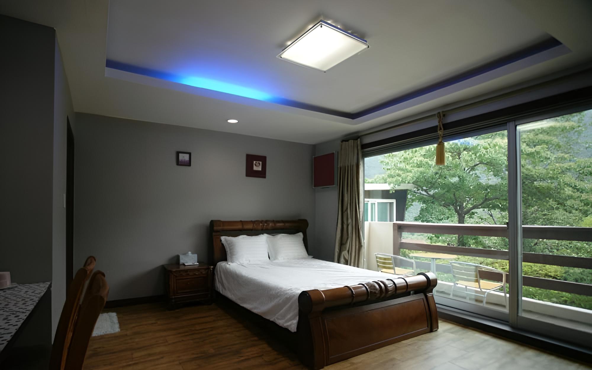 Room (Orion) - Photo 1
