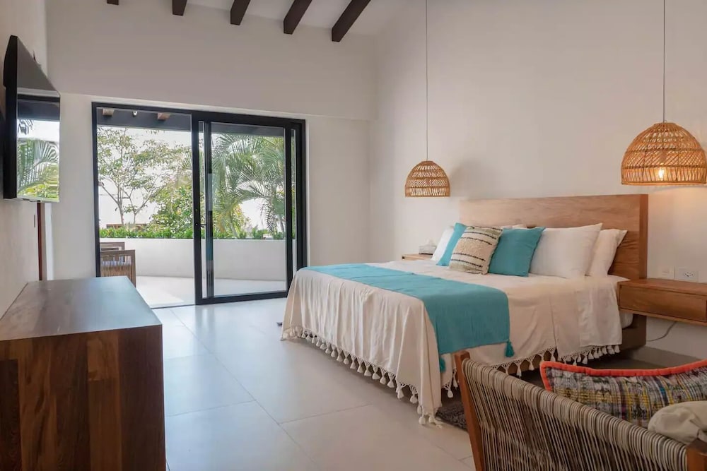 Luxury Room, Hot Tub, Beachside
