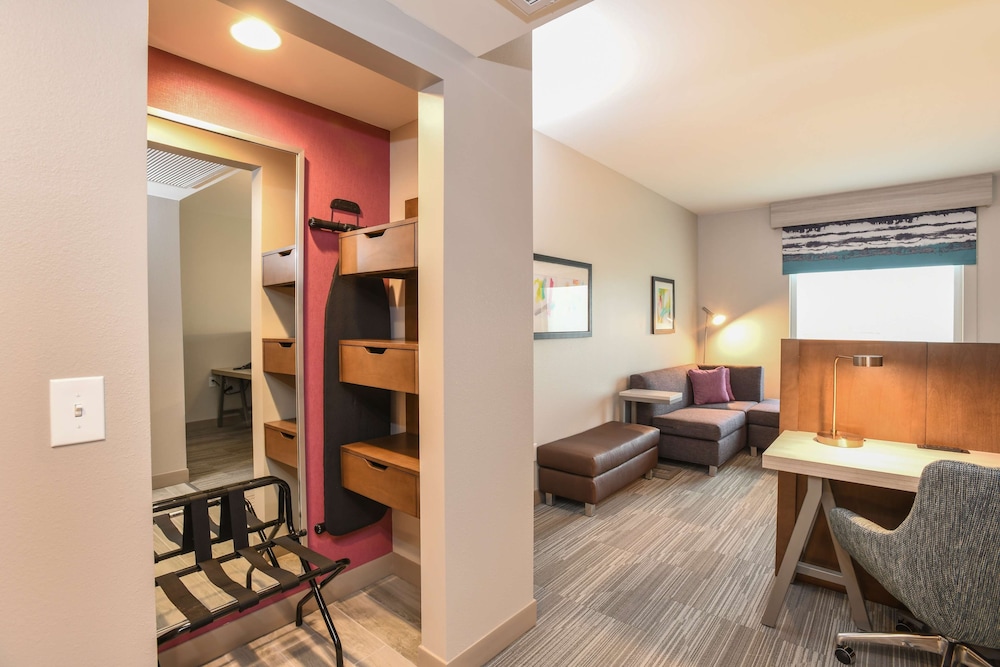 Suite, 1 King Bed, Accessible (Hearing) photo 2