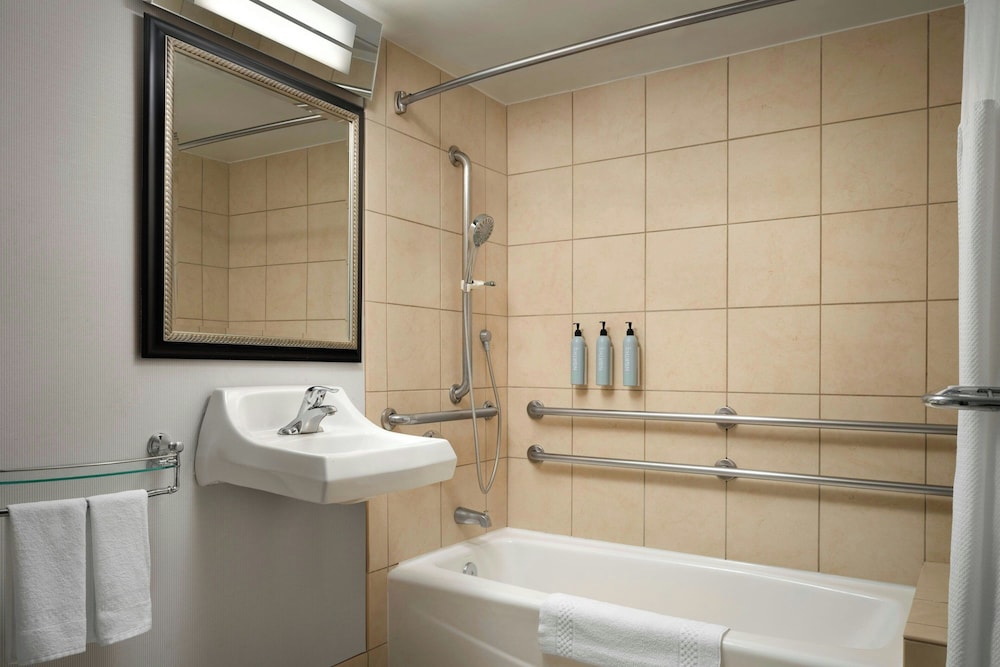 Room, 2 Queen Beds (Mobility/Hearing Accessible, Tub) - Photo 3