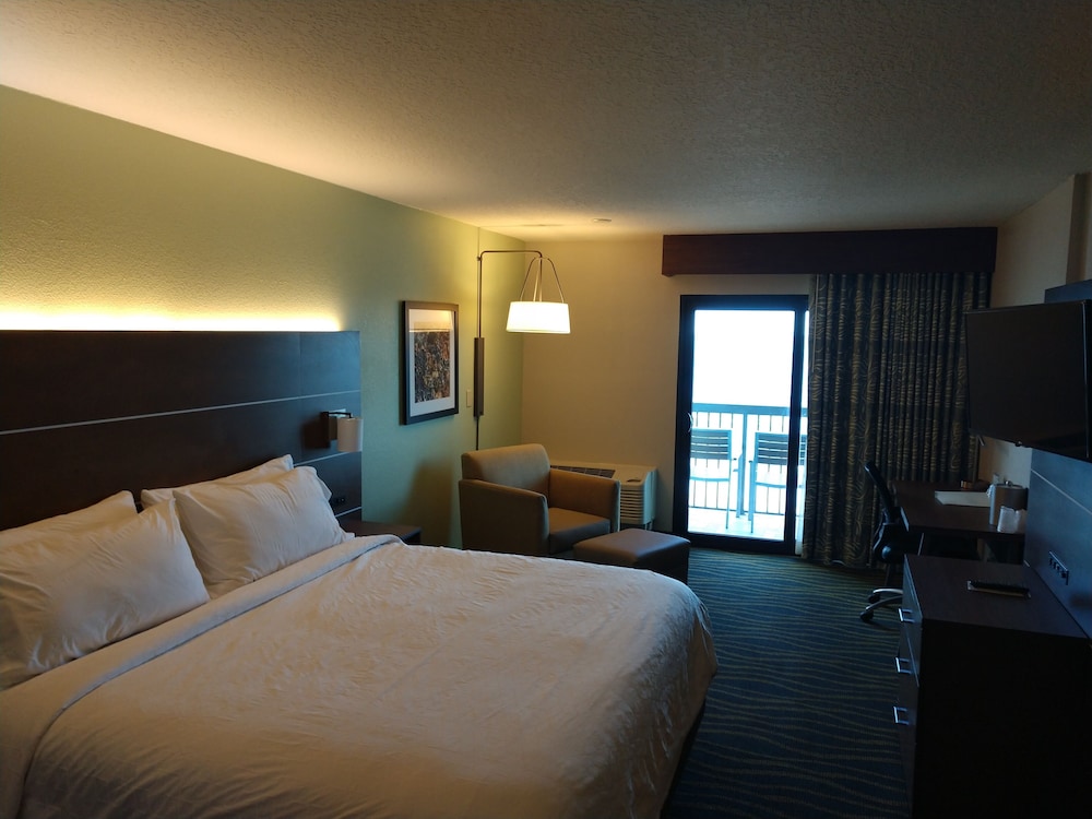 Standard Room, 1 King Bed, Balcony, Oceanfront (High Floor) - Photo 2