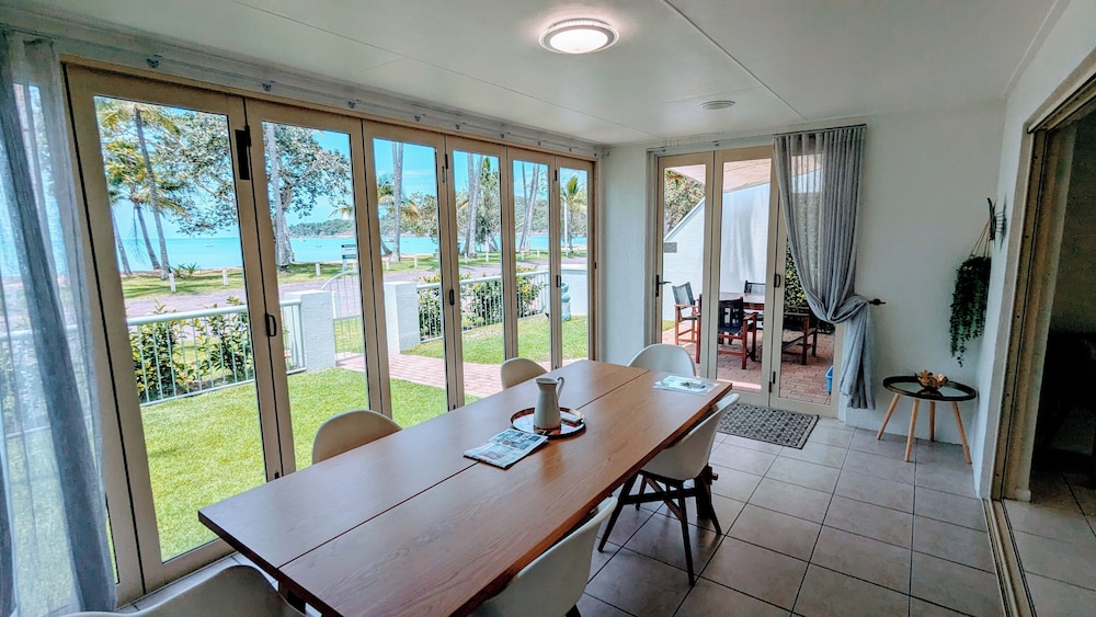 Sails 15 Beachfront photo 2