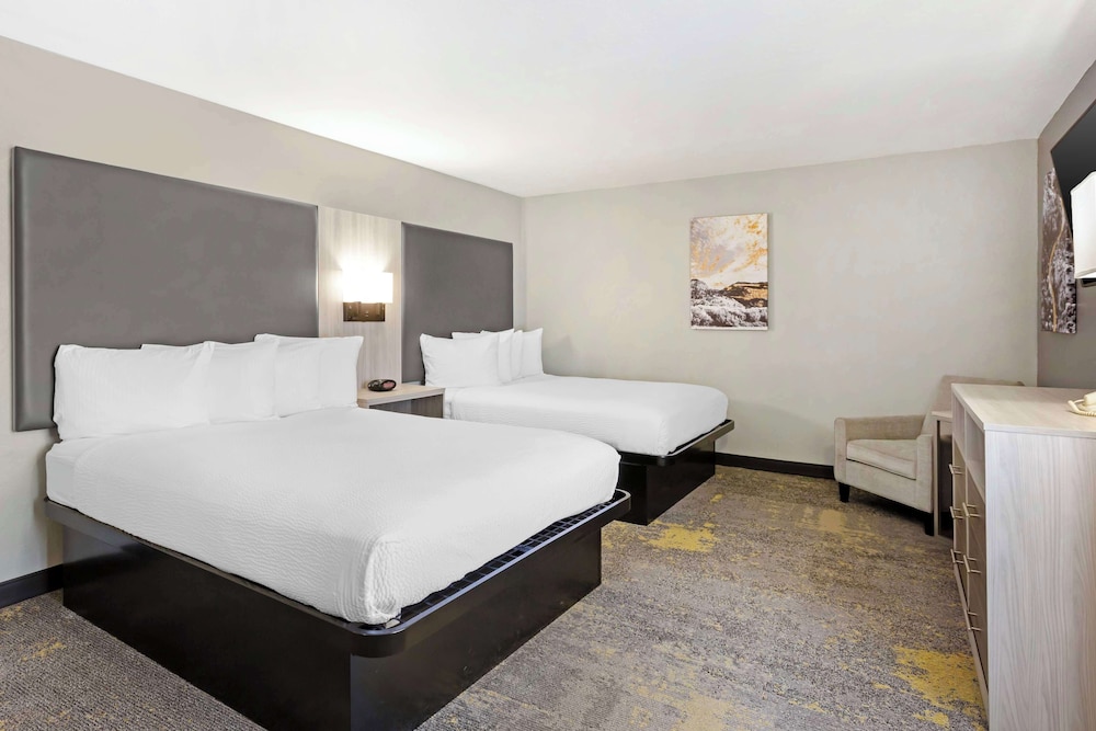 Standard Room, Multiple Beds, Non Smoking, Refrigerator & Microwave (Sofabed) photo 2