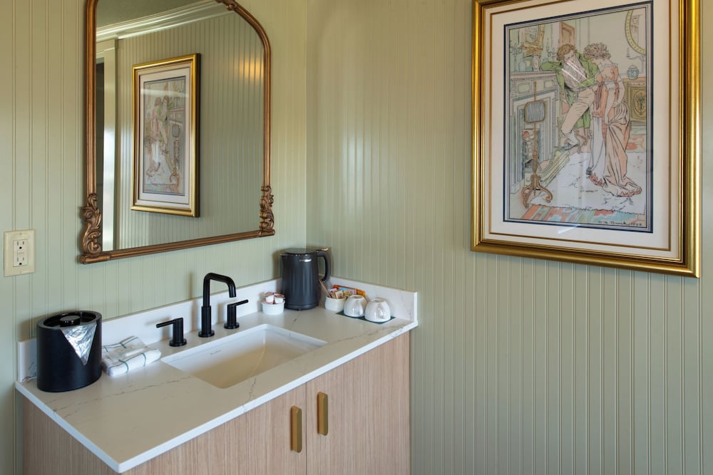 Romance-Oceanfront King Suite photo 2
