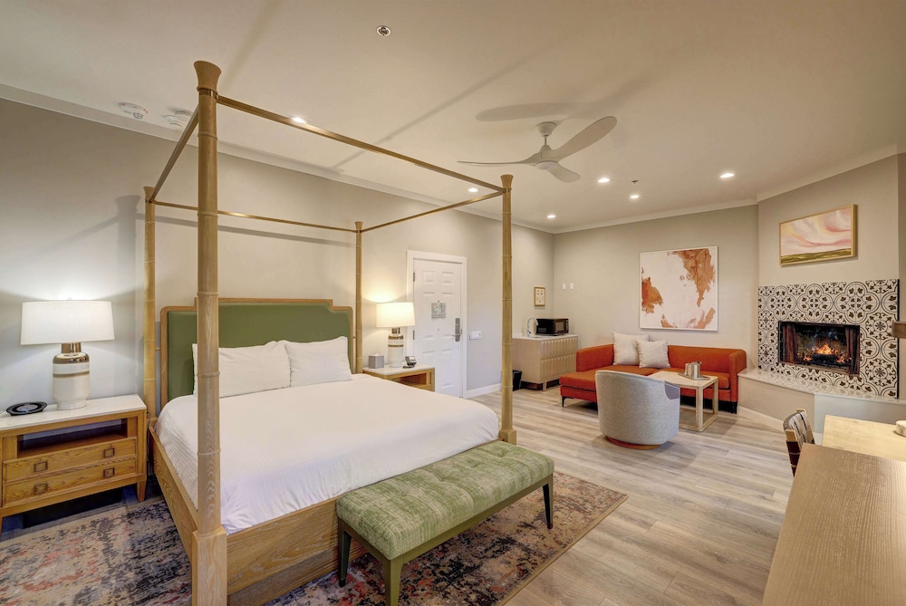 Suite, 1 Bedroom, Roll-in Shower (Mobility & Hearing) - Photo 3