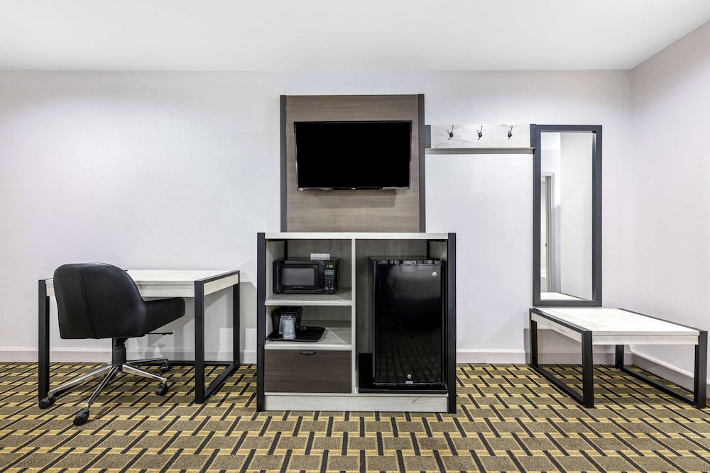 Standard Room, 2 Queen Beds, Non Smoking, Refrigerator & Microwave - Photo 2