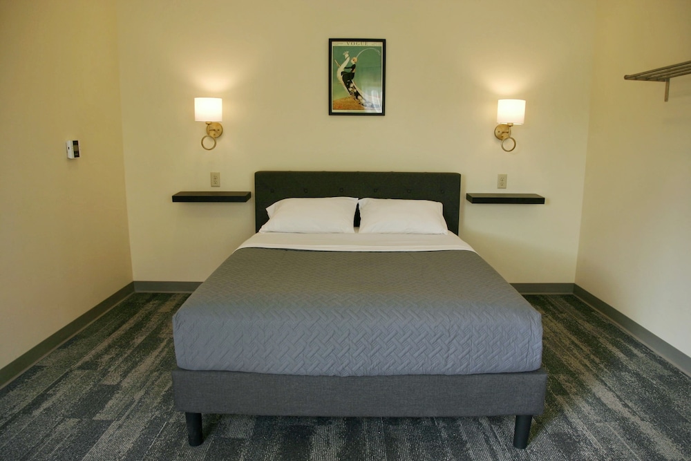 Standard Room, 1 Queen Bed (#111)