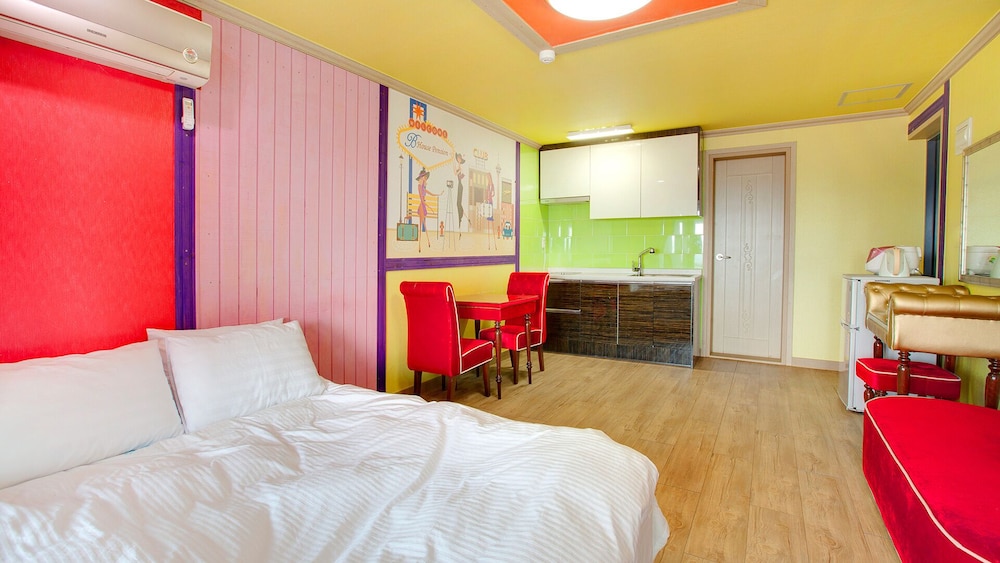 Room (101) - Photo 2