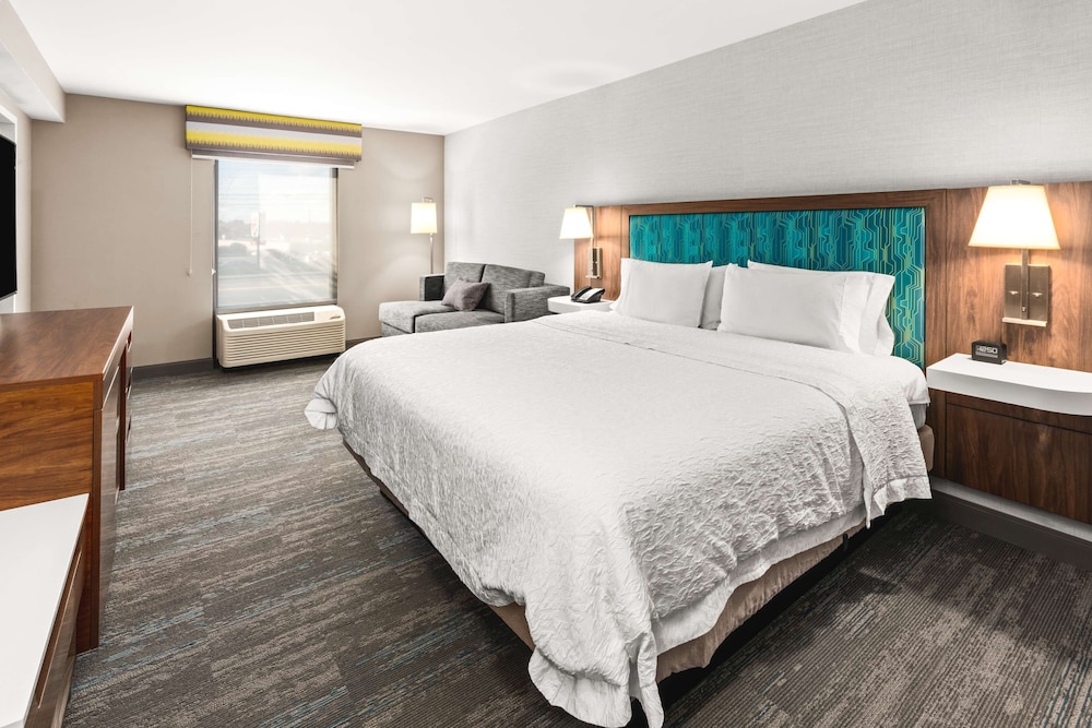 Standard Room, 1 King Bed, Non Smoking - Photo 3