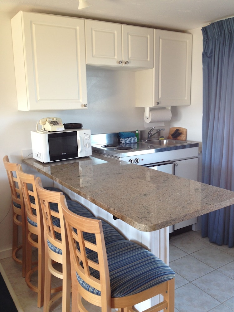 Basic Studio, Multiple Beds, Pool View photo 2