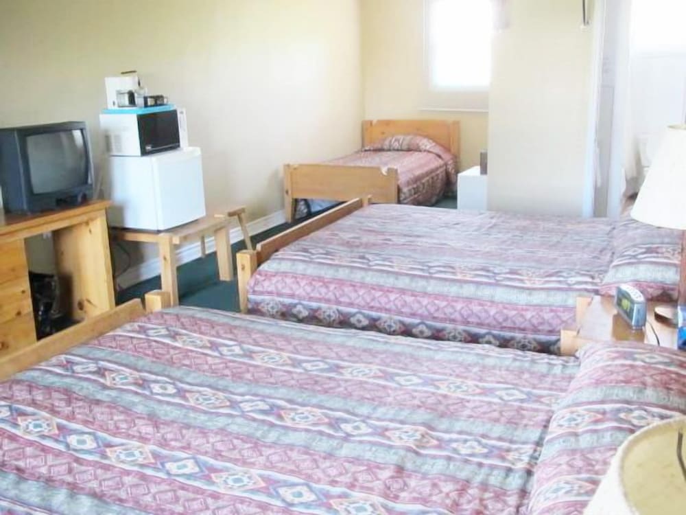 Queen Room with Two Queen Beds photo 2