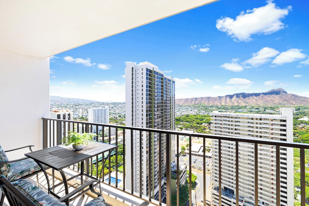 Diamond Head and Ocean views with King Bed and Parking: Suite, 1 Bedroom, Balcony, Ocean View (0071) photo