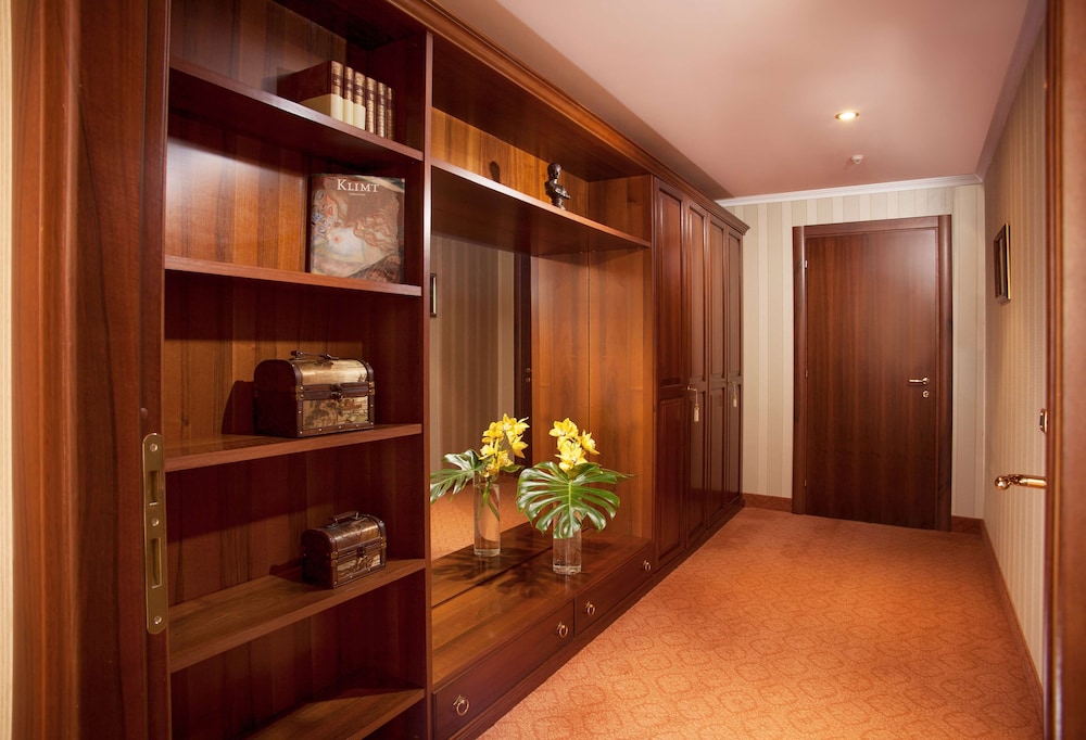 Luxury Apartment photo 2