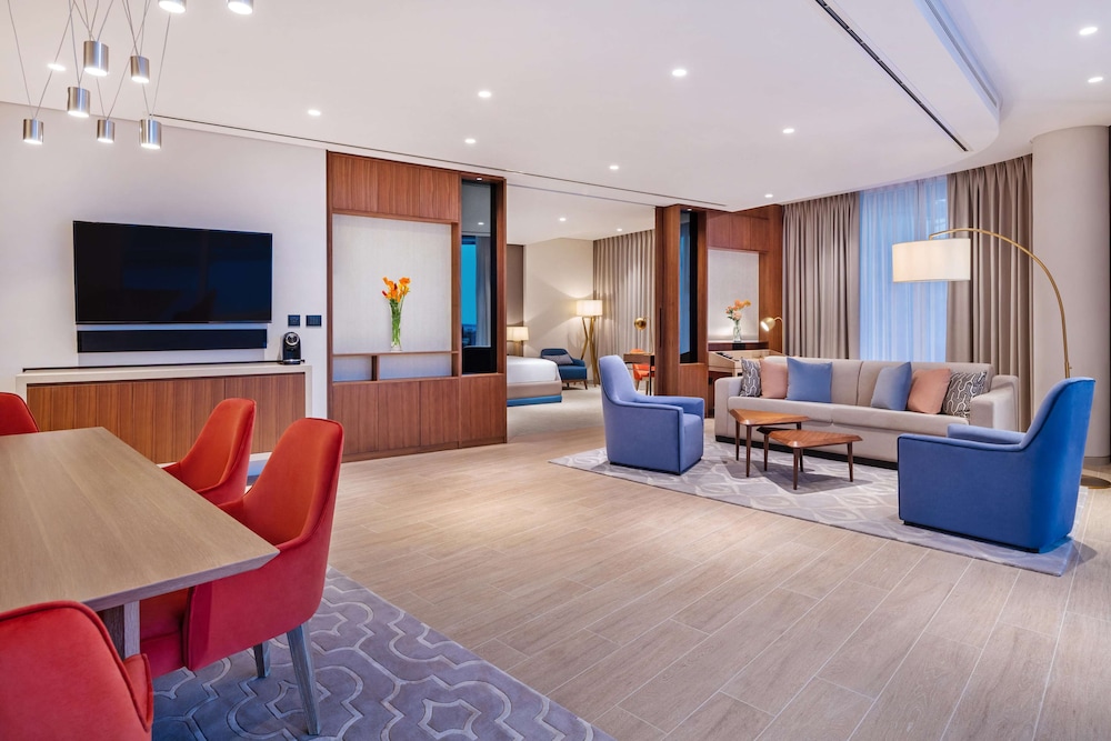 One Bedroom Terrace Suite with Access to Lounge, 3 Pools & Mall Shuttle