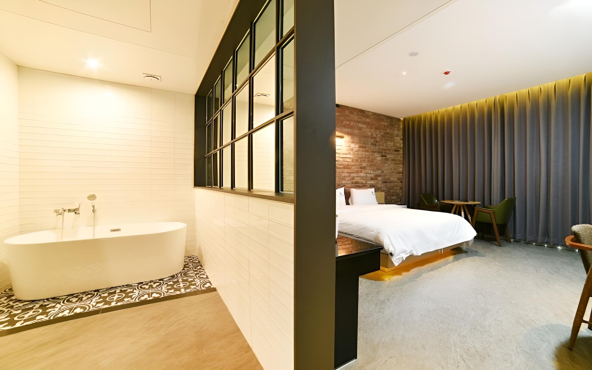 Room (Deluxe room) - Photo 8