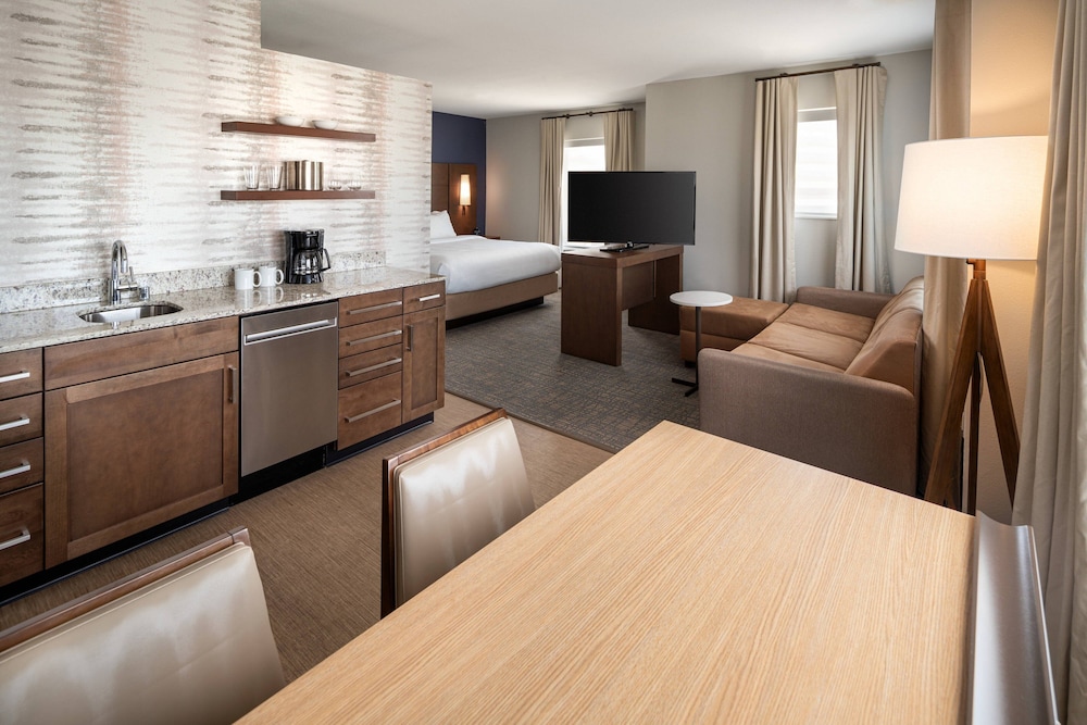 Suite, 1 Bedroom (Mobility/Hearing Access, Roll-In Shwr) photo 1