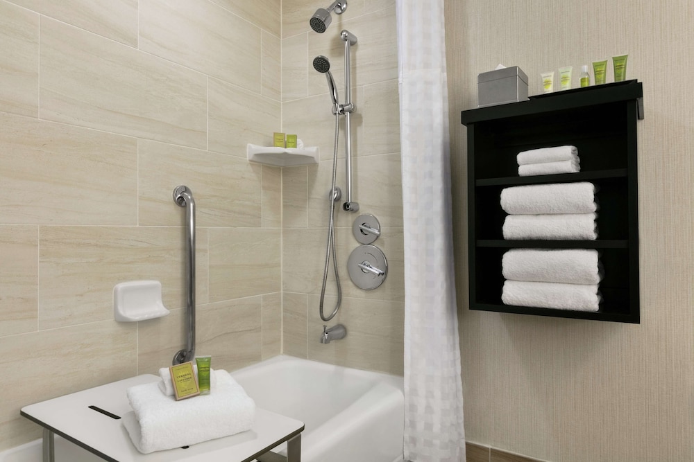Room, 1 King Bed, Accessible, Corner (Mobility & Hearing, Bathtub)