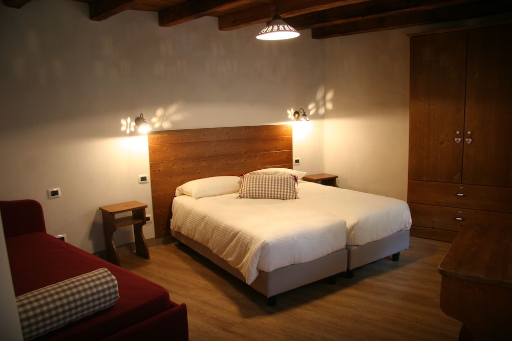 Romantic Quadruple Room, Balcony (Room 2)