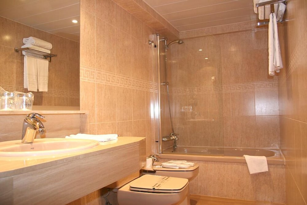 Standard Double or Twin Room, Balcony, Pool View - Photo 7