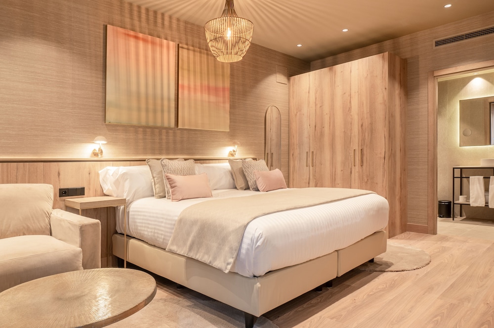 Superior Double Room, Balcony, City View photo 3