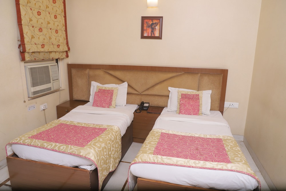 Deluxe Double or Twin Room, 1 King Bed, Smoking, Refrigerator