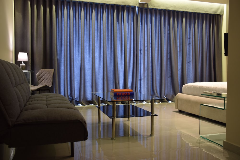 Deluxe Apartment, 1 Queen Bed, Hill View photo 2