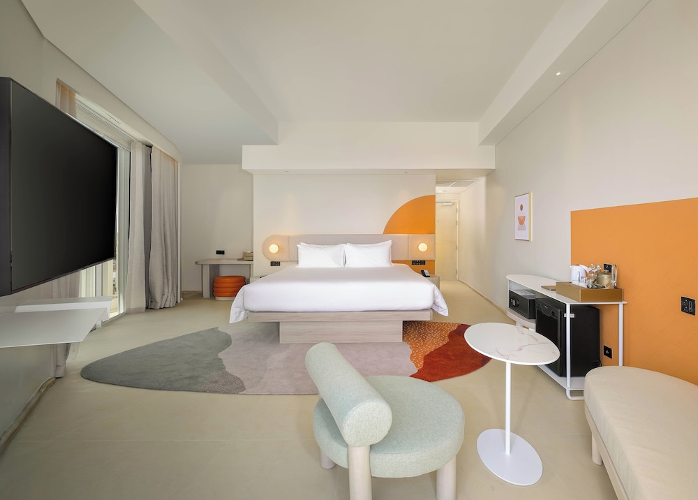 Deluxe Room, 1 King Bed, City View - Photo 3