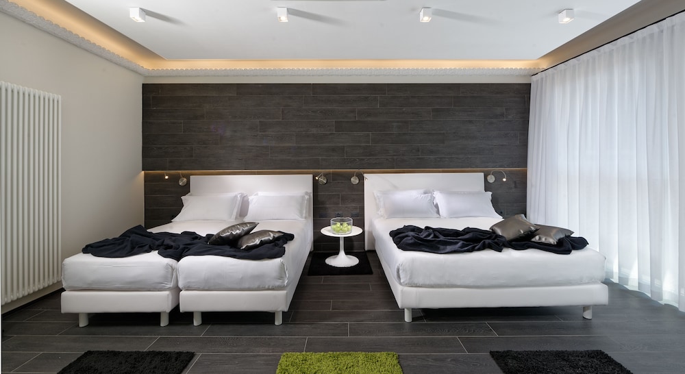 Suite - Photo 1