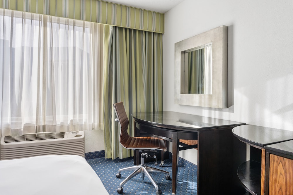 Updated Double Queen Room photo 3