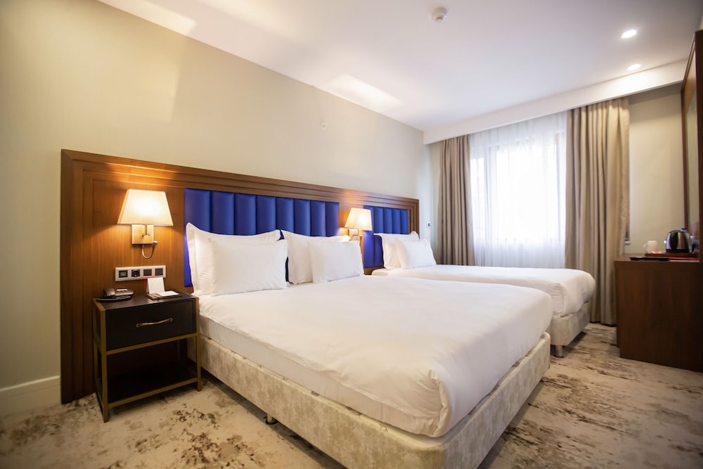 Family Suite, Balcony, Pool View (1 Kingbed, 1 Single Bed) photo 3