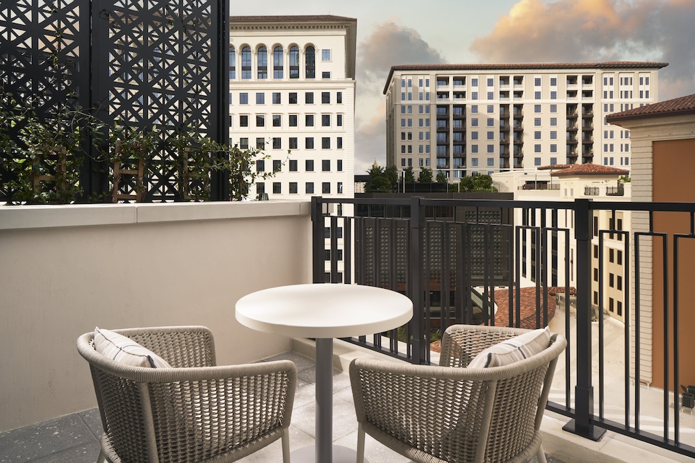 Deluxe Room, 1 King Bed, Accessible, Balcony (Hearing)