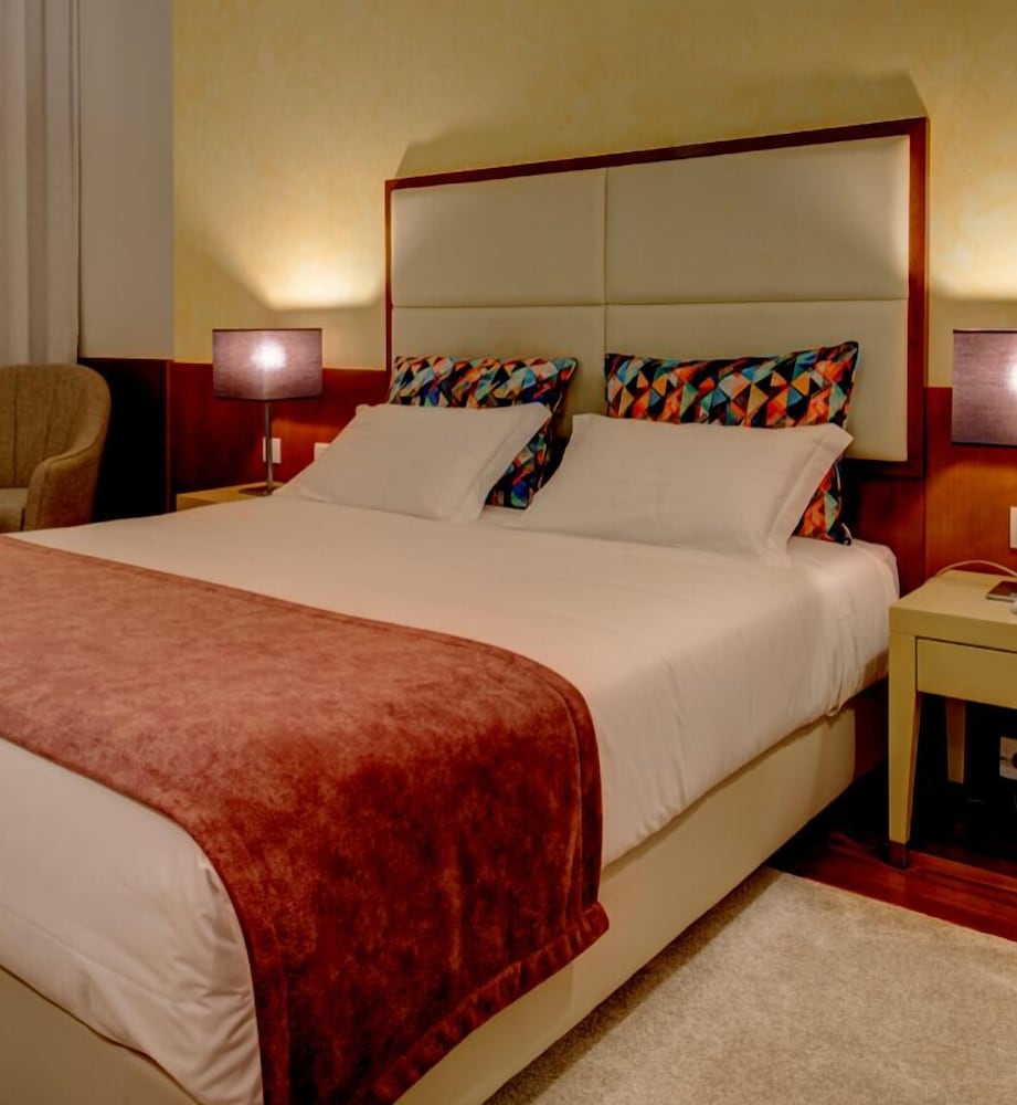Available room thumbnail 6